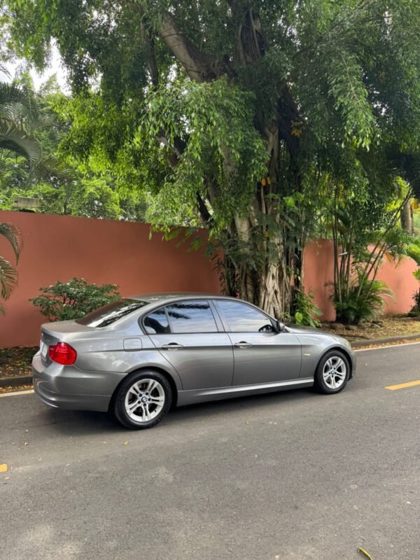 BMW 318i 2010 - Imagen 3
