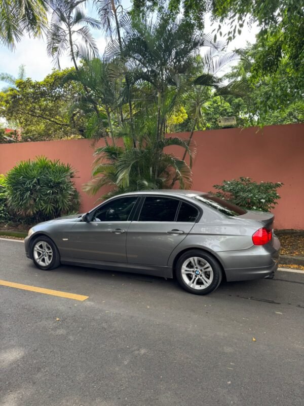 BMW 318i 2010 - Imagen 4