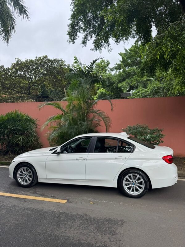 BMW 318i 2018 - Imagen 4