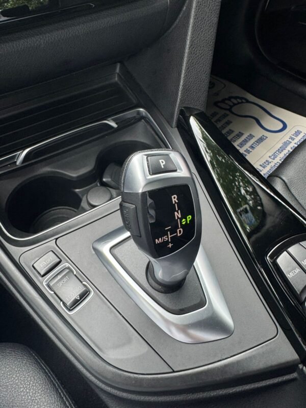 BMW 318i 2018 - Imagen 11
