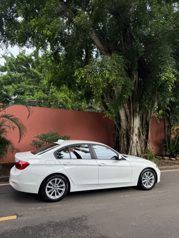 BMW 318i 2018 - Imagen 5