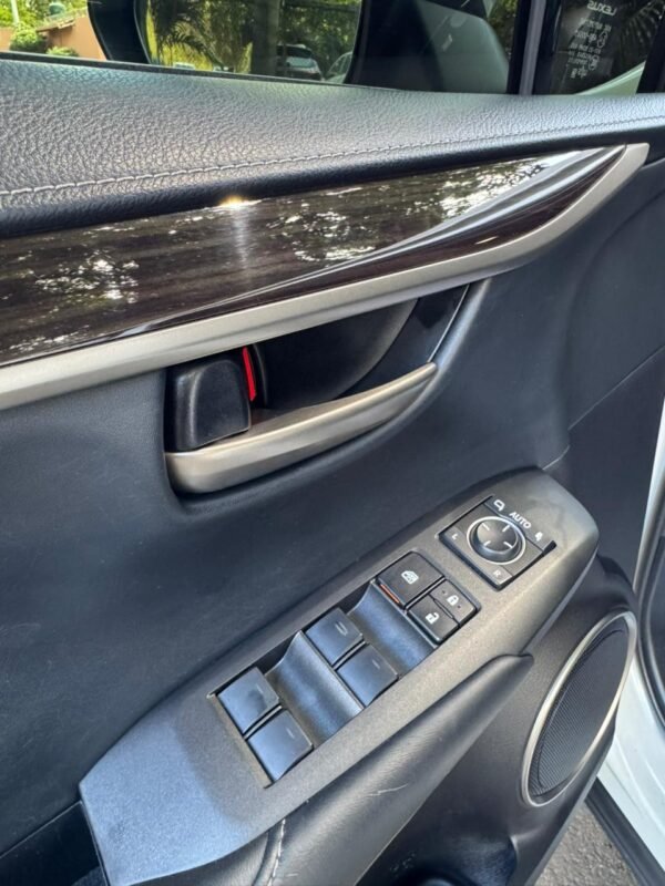 LEXUS NX300H 2016 - Imagen 13