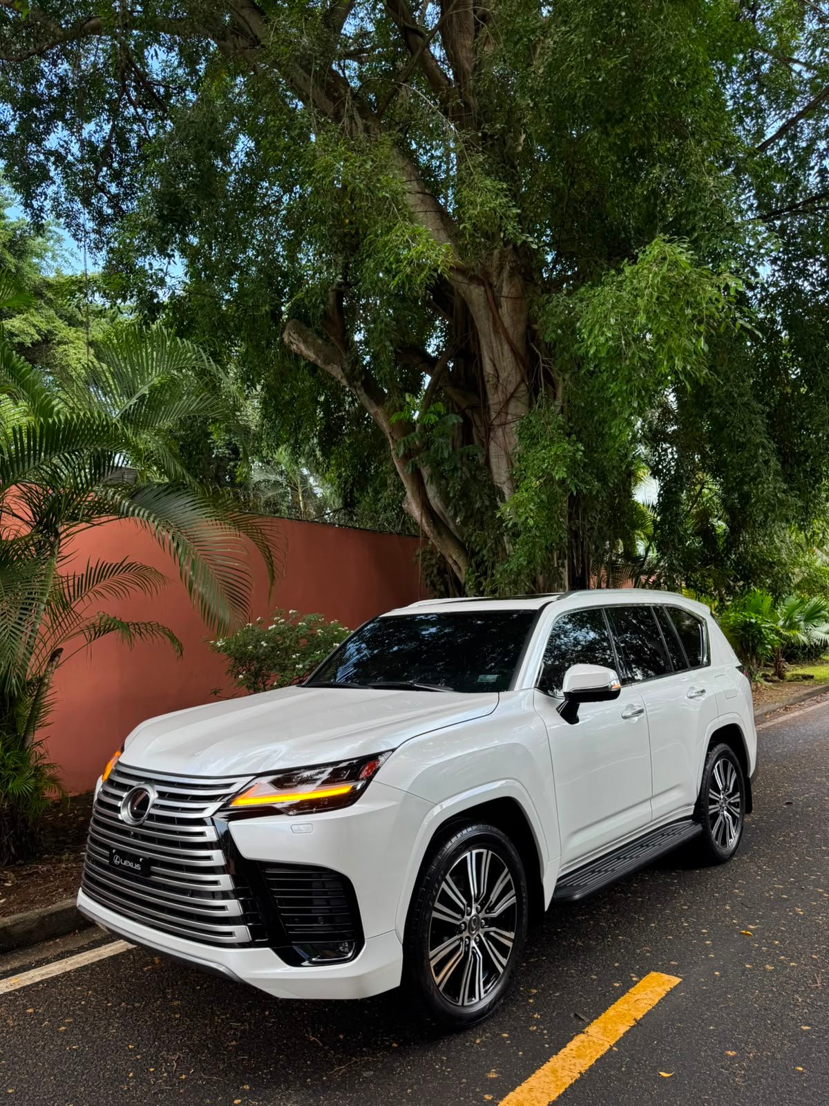 LEXUS LX600 2025